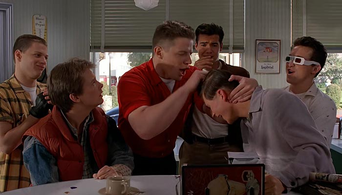 『バック・トゥー・ザ・フューチャー』で、ビフはジョージの頭をノックする