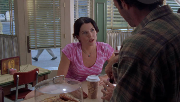 『ギルモア・ガールズ』で、目覚まし時計が鳴らなかったと言い訳するローレライ