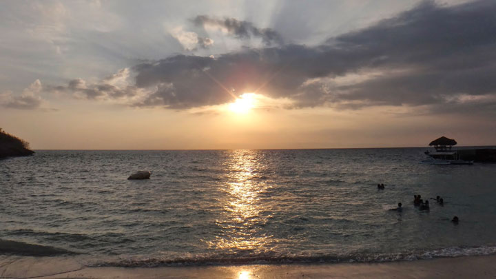 フィリピン、セブ、カモテス諸島のビーチに日が暮れる