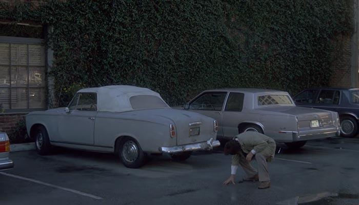 『刑事コロンボ』で、コロンボは車をチェックする