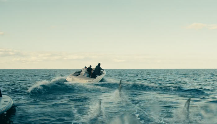 『ザ・ボーイズ』で、サメの集団に襲われ逃げるザ・ボーイズ