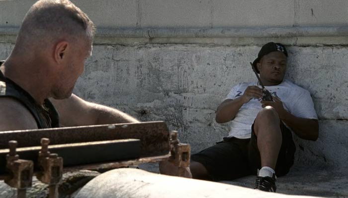 『ウォーキング・デッド』で、ビルの屋上でメルルを監視するT-ドッグ