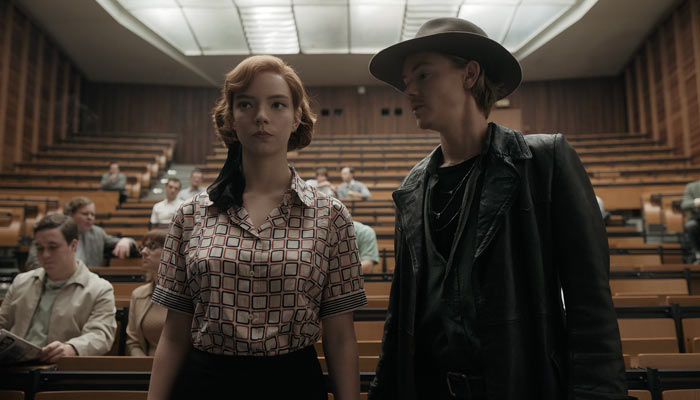 『クイーンズ・ギャンビット』で、ベスとベニーはトーナメントの対局相手を観察する