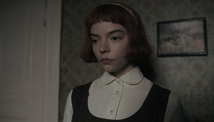 『クイーンズ・ギャンビット』で、孤児院にベスを引き取る夫婦が訪れる