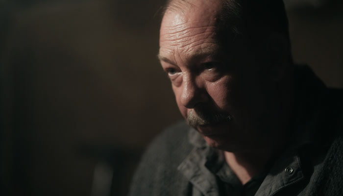 『クイーンズ・ギャンビット』で、ベスに「クイーンズ・ギャンビット」を教えるシャイベル