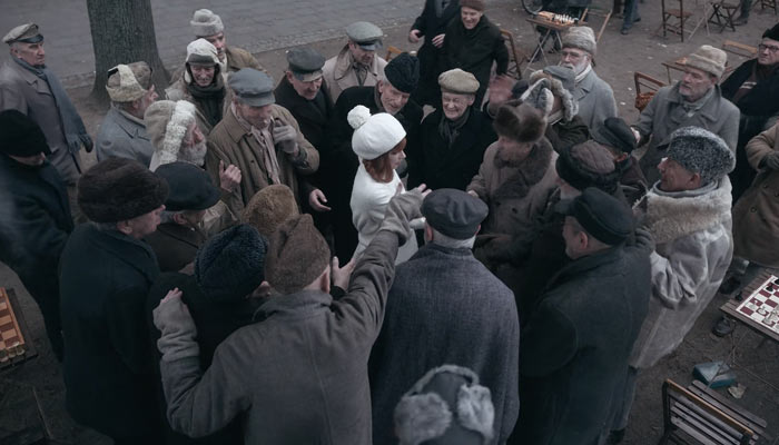 『クイーンズ・ギャンビット』で、ソ連のチェス愛好家に囲まれるベス