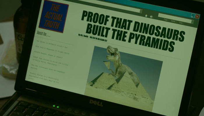 『コブラ会』で、ジョニーはピラミッドが恐竜に寄って作られたとする陰謀論のページを見る