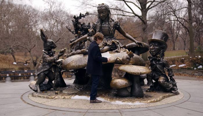 『ダッシュアンドリリー』で、不思議な国のアリスの銅像の前に行くダッシュ