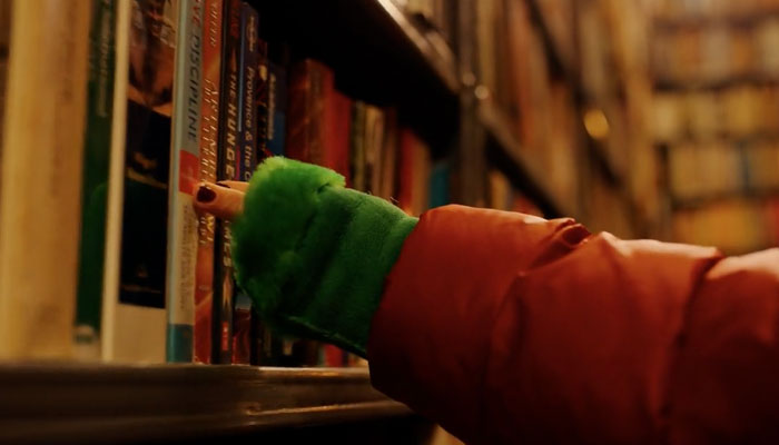 『ダッシュ&リリー』で、古本屋の本の表紙を指でなぞる