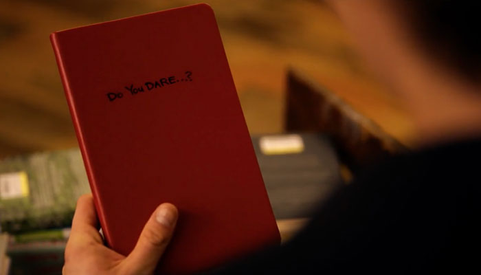 『ダッシュ&リリー』で、本屋で赤いノートブックを見つけるダッシュ