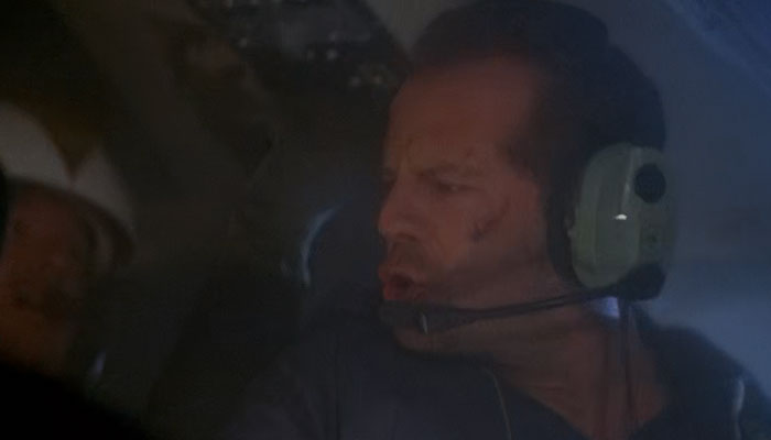 映画『ダイ・ハード３』で、マクレーンの乗ったヘリが墜落する