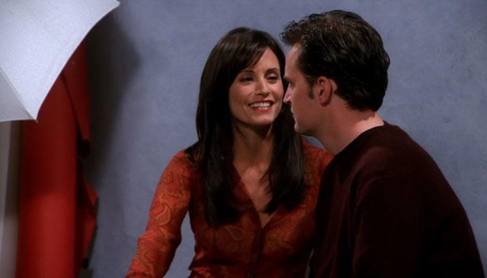 『フレンズ』で、モニカとチャンドラー結婚の記念写真を撮る