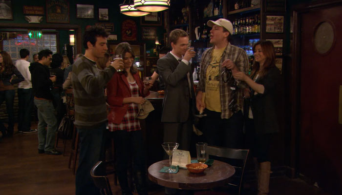 『ママと恋に落ちるまで』で、バーニーの偉業を称えるマーシャルが乾杯の音頭