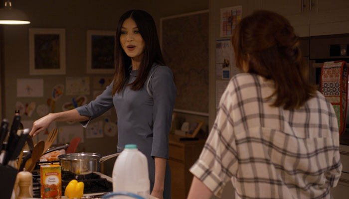 『ヒューマンズ』で、ミアに音楽の感想を聞くローラ