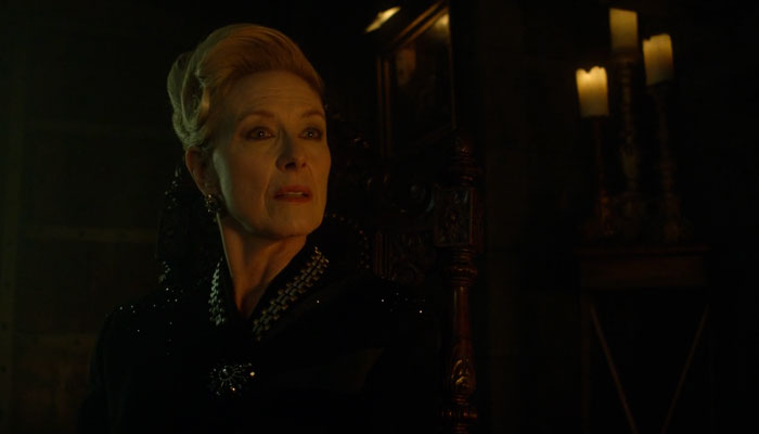 『GOTHAM/ゴッサム』で、ブルース・ウェインに質問攻めにする女性