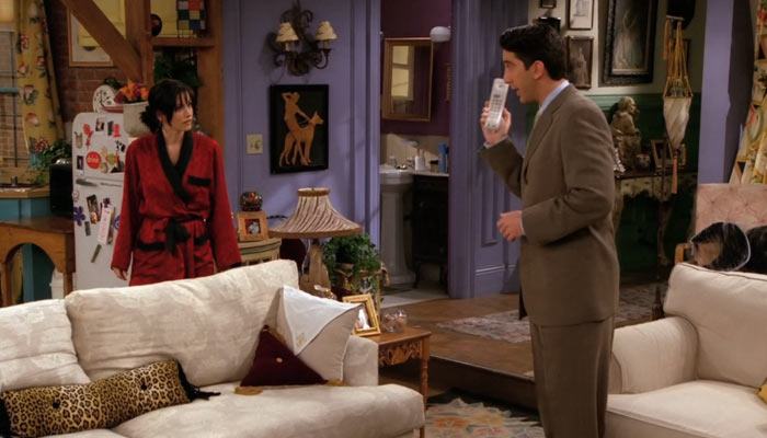 『フレンズ』で、モニカはロスが電話を専有しうるさいことに激怒する