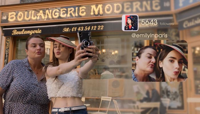 『エミリー、パリへ行く』で、SNSに上げる写真を撮るエミリー