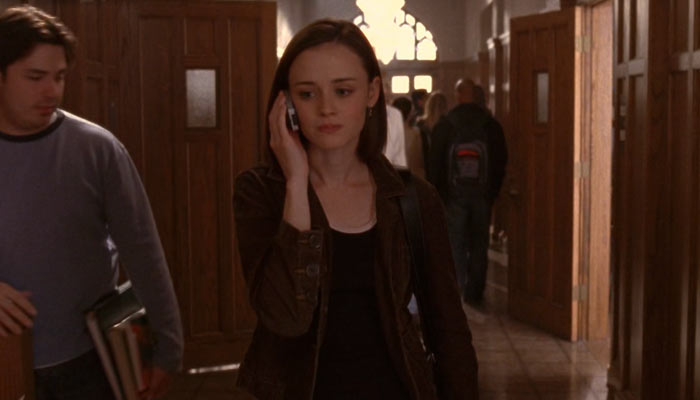 『ギルモア・ガールズ』で、ローリーはパリスの携帯料金が法外とレーンに話す