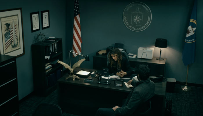 『ザ・ボーイズ』で、スーザンは書類の内容を確認する