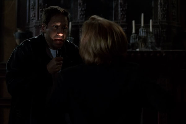 『X-ファイル』で、モルダーは懐中電灯を顔の下から照らして怖がらせる