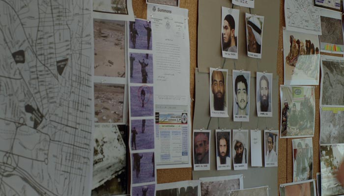 『HOMELAND』で、キャリーの家の壁にはテロリストの写真があり糸で結ばれている