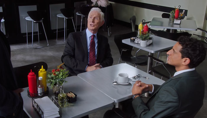 『ブルックリン・ナイン-ナイン』で、疑った議員から嫌味を言われる