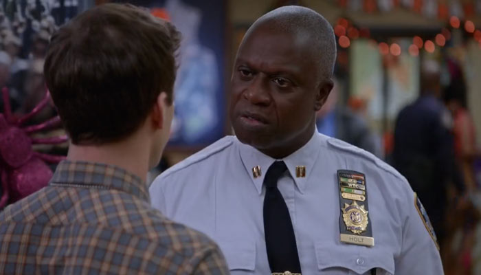 『ブルックリン・ナイン-ナイン』で、ジェイクの英文法間違いwhomをwhoに直す署長