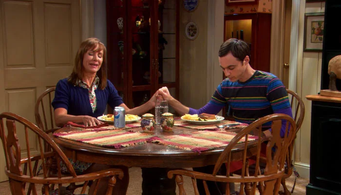 『ビッグバン★セオリー』で、シェルドンと母親は食事の前に神に祈り