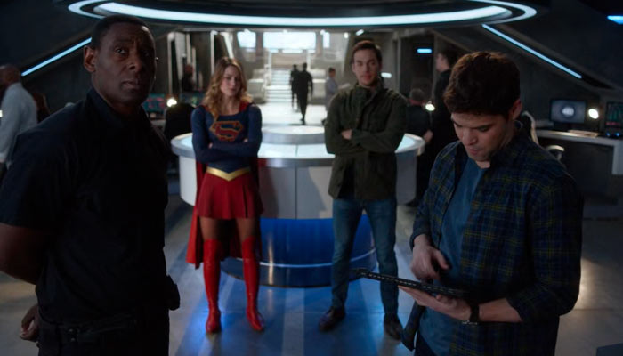 『スーパーガール』で、事件の状況説明を行う