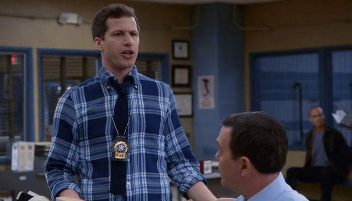 『ブルックリン・ナイン-ナイン』で、ジェイクはキリスト像を煙草の吸殻で作って大金持ちになることを考える