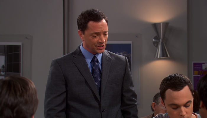 『ビッグバン★セオリー』で、学部長は研究費を得るために、支援者と食事をするようにシェルドン達に命令する