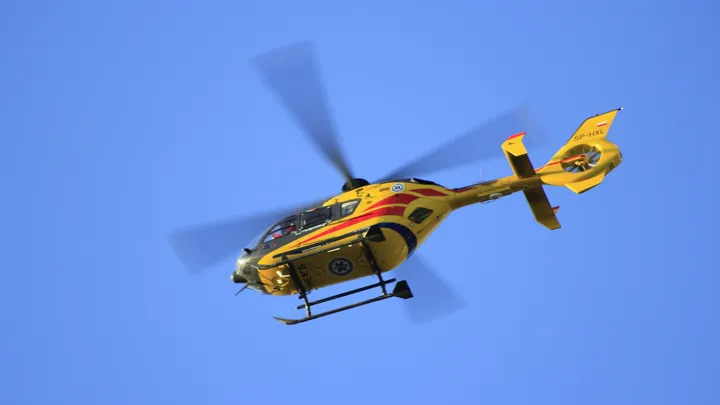 黄色い医療ヘリコプター