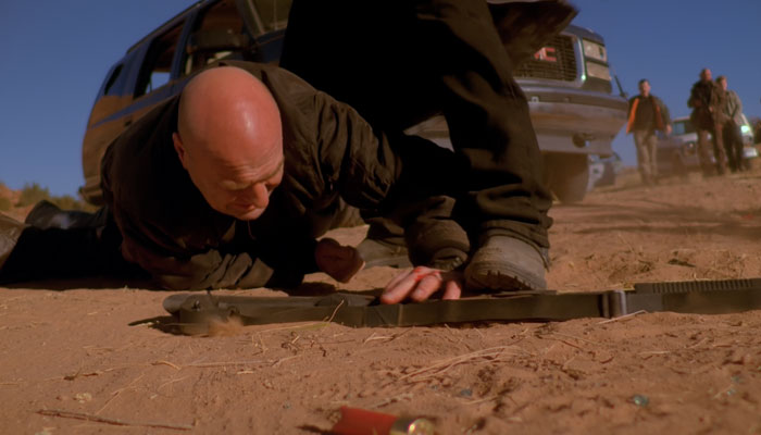 『ブレイキング・バッド』で、ハンクが必死に銃の場所まで匍匐するも、ギャングに捕まる