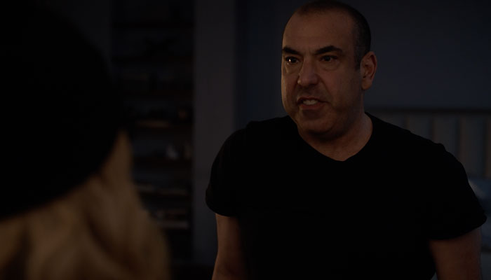 『SUITS/スーツ』で、ルイスと彼女が強盗ごっこをする