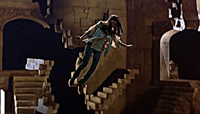 映画『ラビリンス/魔王の迷宮』で、落下の背景がエッシャー風