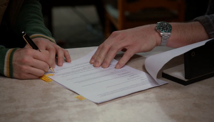 『シリコンバレー』で、契約書に署名しを結ぶ