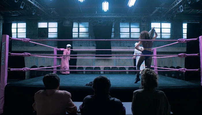 『GLOW』で、サムは女子プロのショーをスタートする