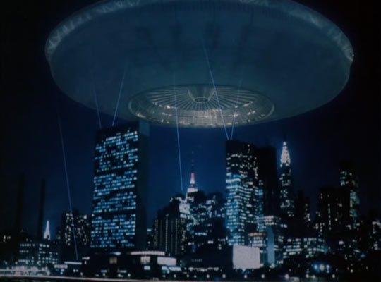 海外ドラマ『V』で、巨大な宇宙船がニューヨークに現れる
