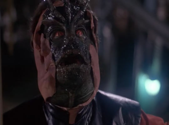 海外ドラマ『V』で、顔のしたが爬虫類であることが明らかに