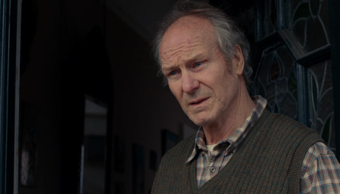 『ヒューマンズ』で、来客にお茶が欲しいか聞く老人