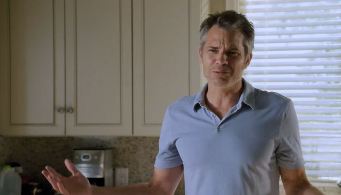 『サンタクラリータ・ダイエット』で、ジョエルは警察官に逮捕するかどうか聞く