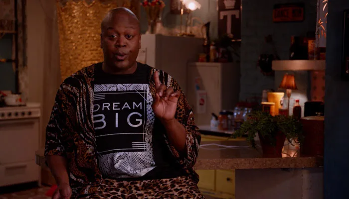 『アンブレイカブル・キミー・シュミット』で、タイタスは「slave away」を使ってから、人種差別と言う