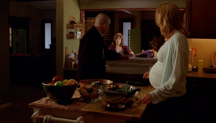 『ブレイキング・バッド』で、スカイラーとマリーはウォルターの話をしてる。そこにウォルターが帰ってくる。