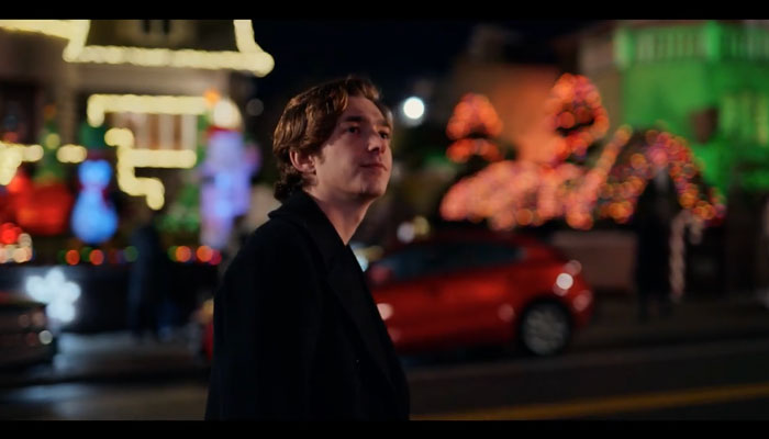 『ダッシュ&リリー』で、ダッシュはリリーに指定されたクリスマス・デコレーションされた場所に行く