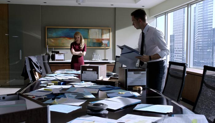 『SUITS/スーツ』で、敵の醜聞を探すマイク