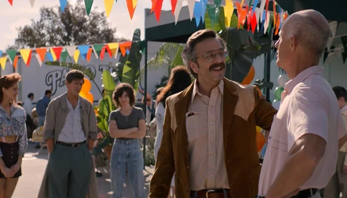 『GLOW』で、サムは女子プロのスポンサーの売り込みを地元のビジネスに行う