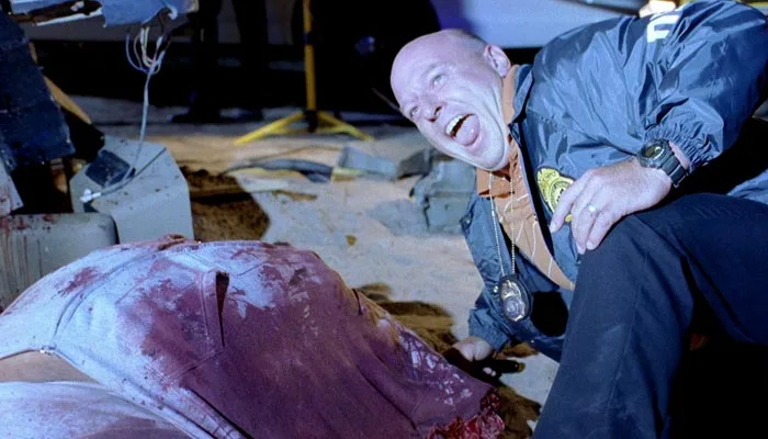 『ブレイキング・バッド』で、ハンクは事件現場で死体と一緒に記念撮影