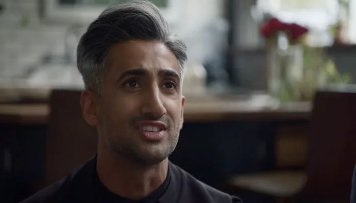 『クィア・アイ』で、タンは依頼者が水玉模様のシャツを着ることを望んでいる