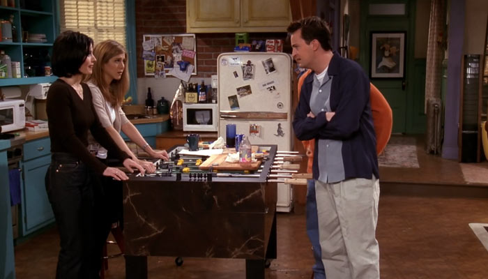 『フレンズ』で、チャンドラーが部屋を掛けた賭けに参加