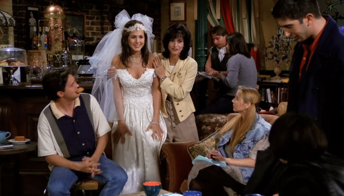 『フレンズ』で、レイチェル登場シーン。モニカがみんなに紹介する